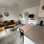 Louise Pro Et Sejour A Pour 4 Personnes アパート ミュルーズ
